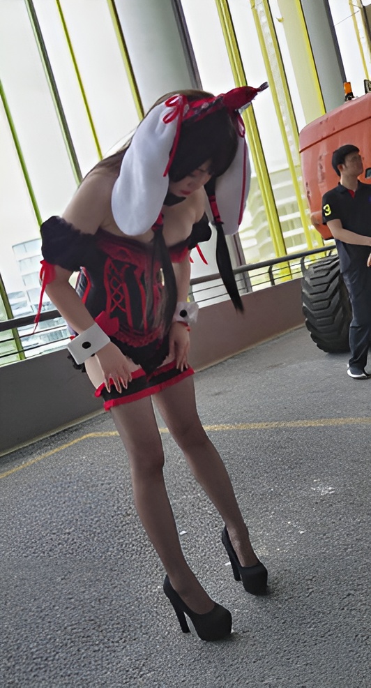 漂亮的coplay女孩[690M/MP4]