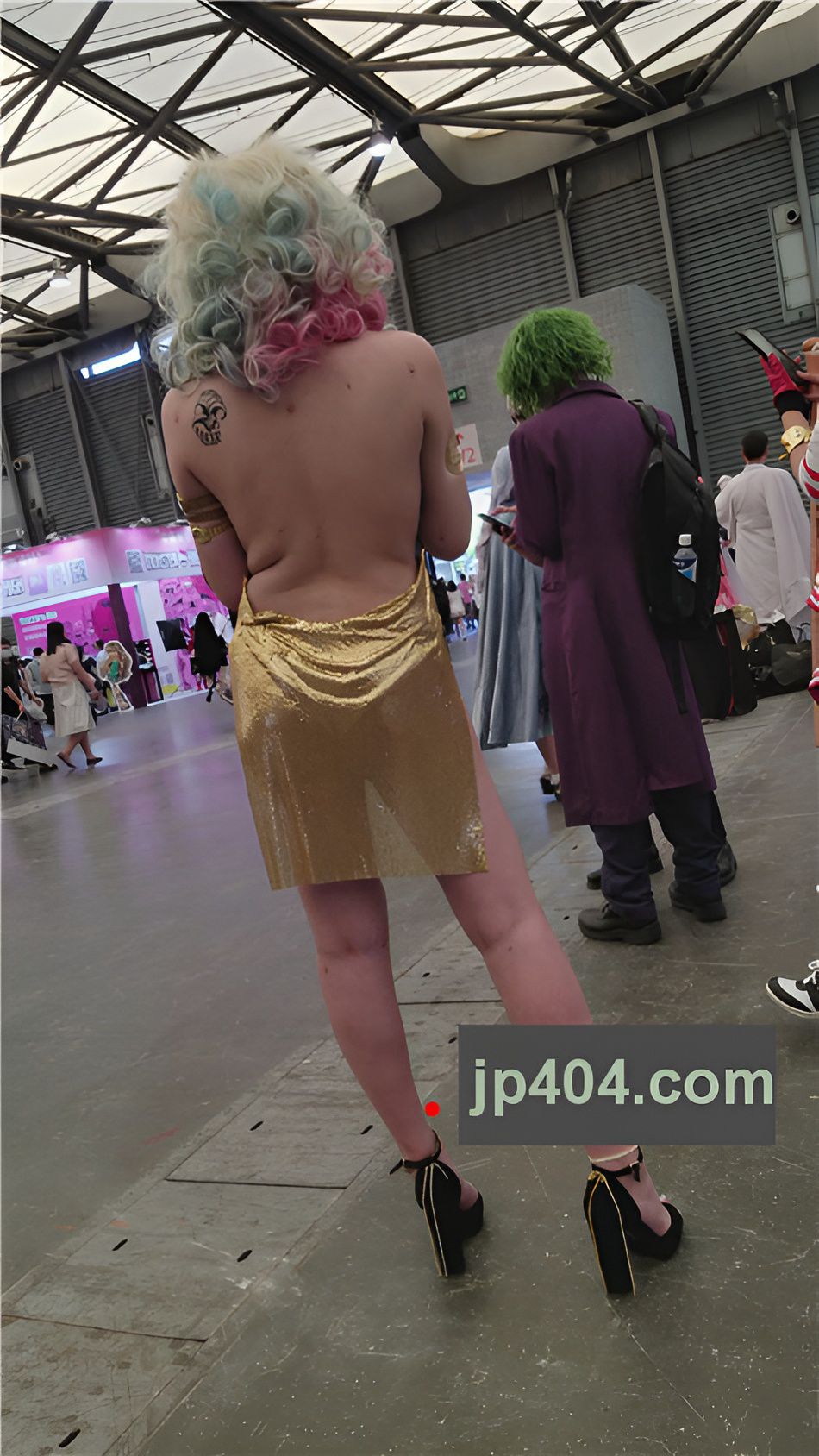 性感的吊带裙coplay妹子[568M/MP4]