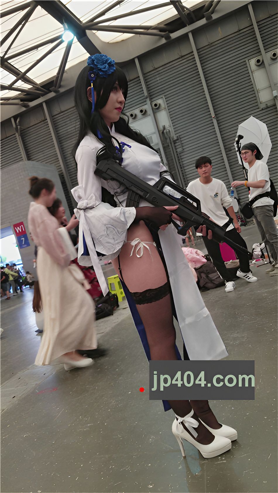 漂亮的黑丝coplay妹子[513M/MP4]