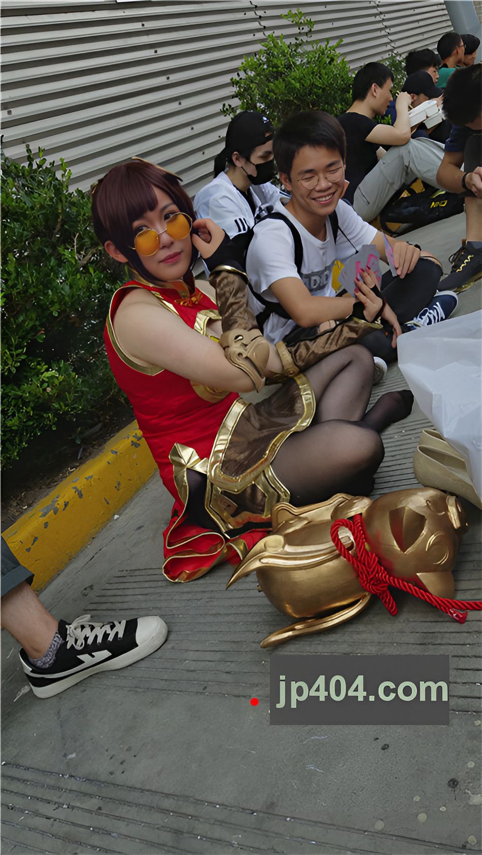 路边休息的coplay黑丝女孩[742M/MP4]