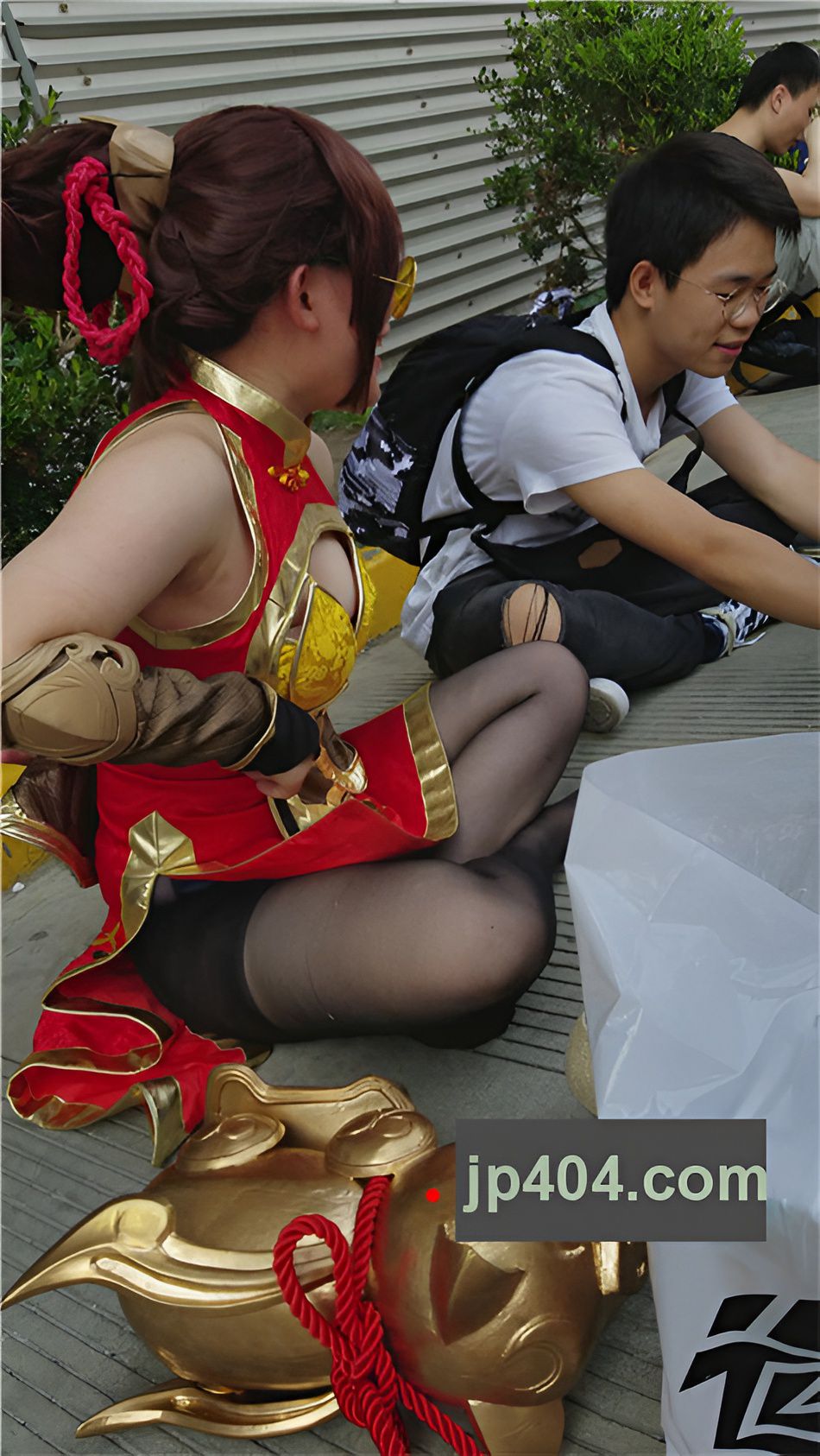 路边休息的coplay黑丝女孩[742M/MP4]