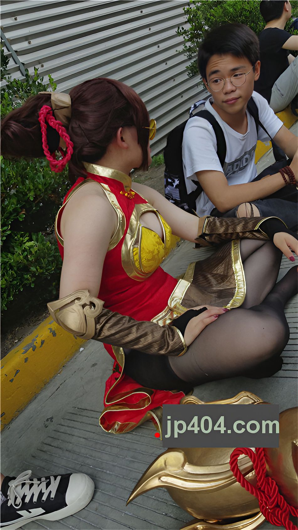 路边休息的coplay黑丝女孩[742M/MP4]