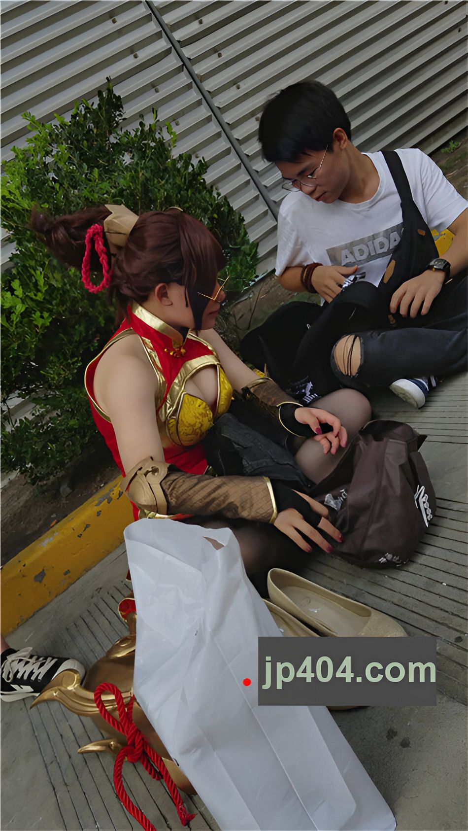 路边休息的coplay黑丝女孩[742M/MP4]