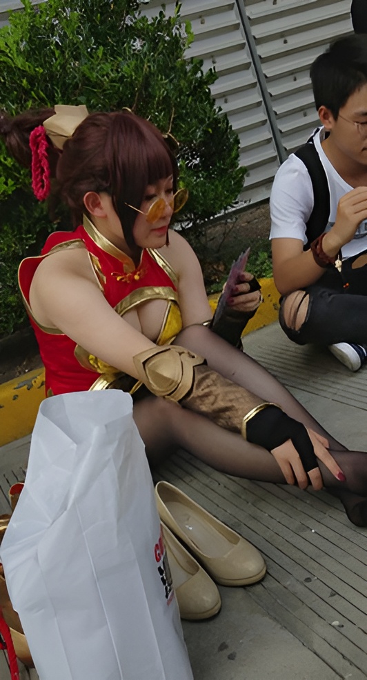 路边休息的coplay黑丝女孩[742M/MP4]