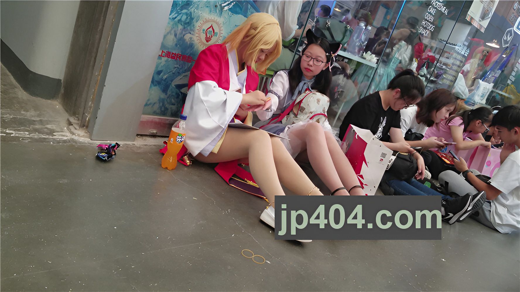 坐着化妆的cosplay美女[816M/MP4]