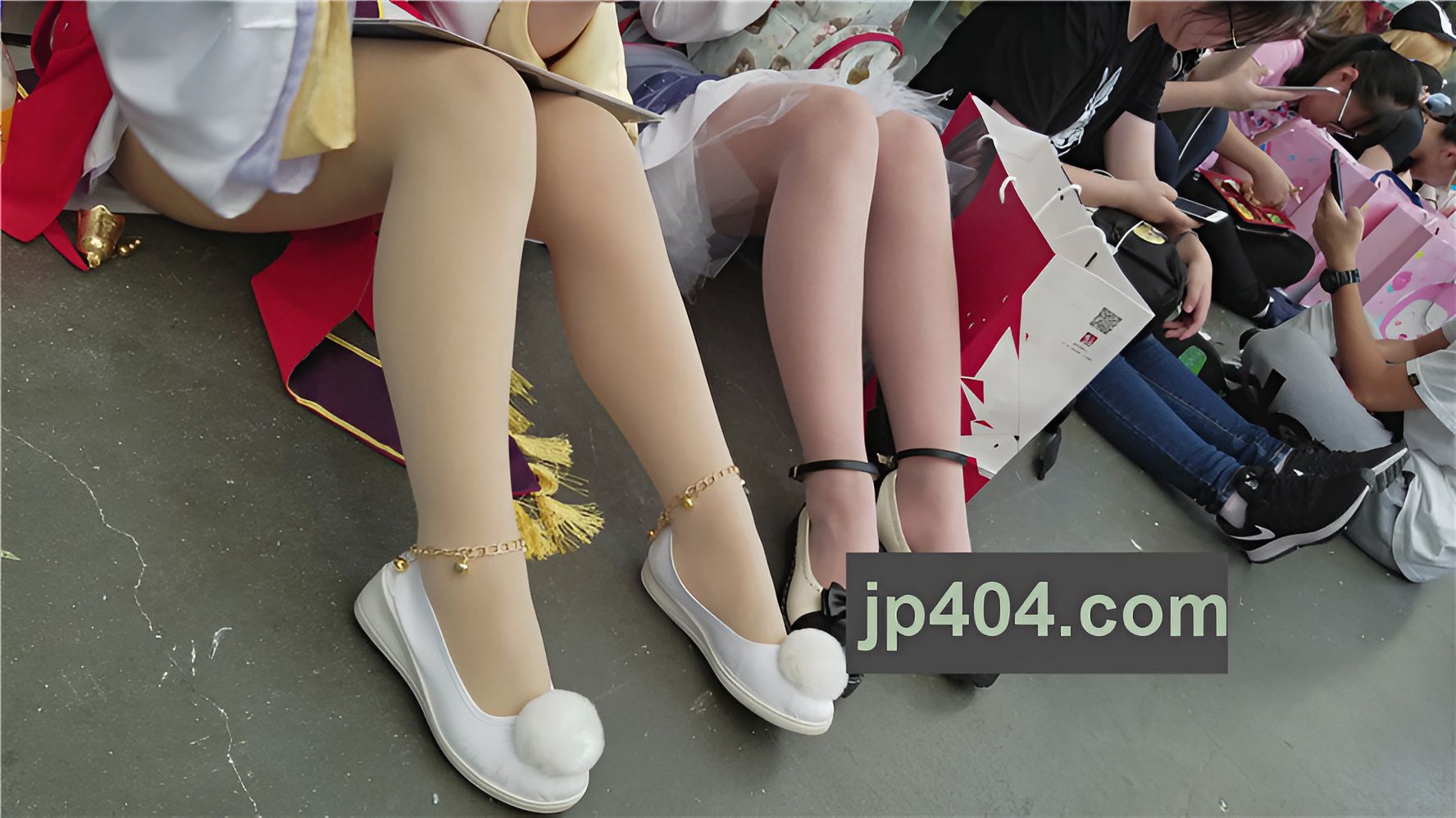 坐着化妆的cosplay美女[816M/MP4]