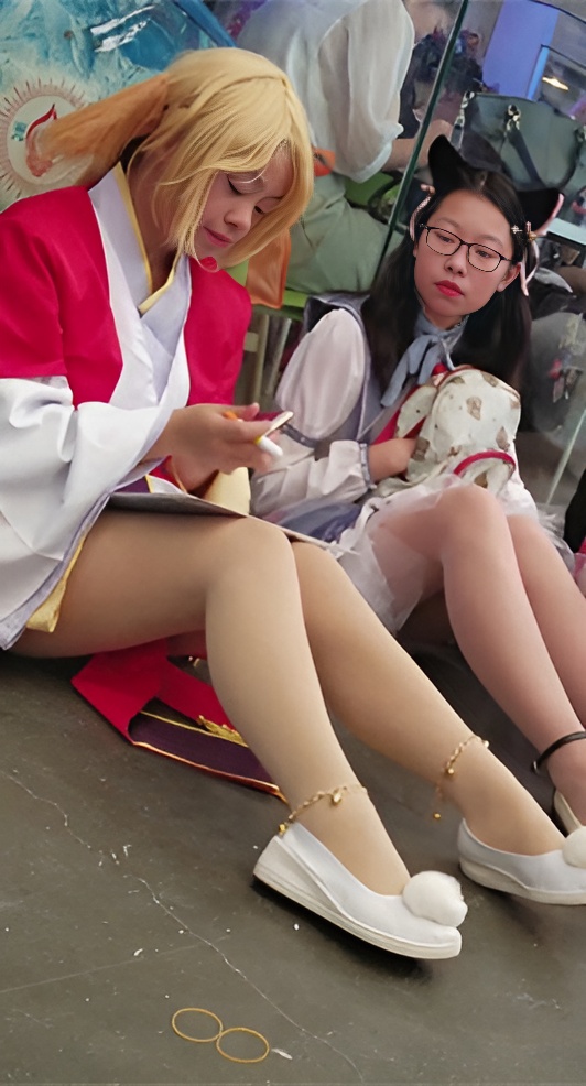 坐着化妆的cosplay美女[816M/MP4]