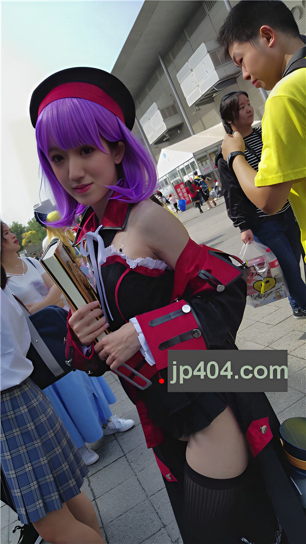 手持魔法书的cosplay美女[445M/MP4]