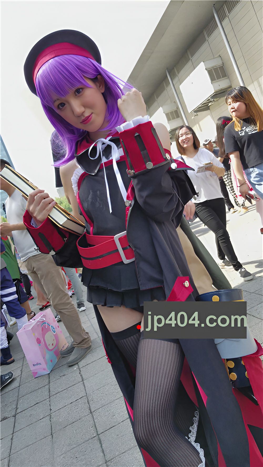 手持魔法书的cosplay美女[445M/MP4]