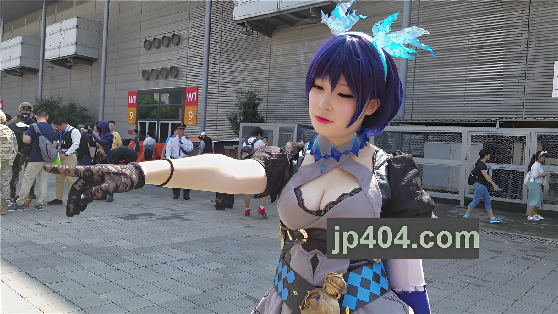 白嫩的蓝发cosplay美女[547M/MP4]