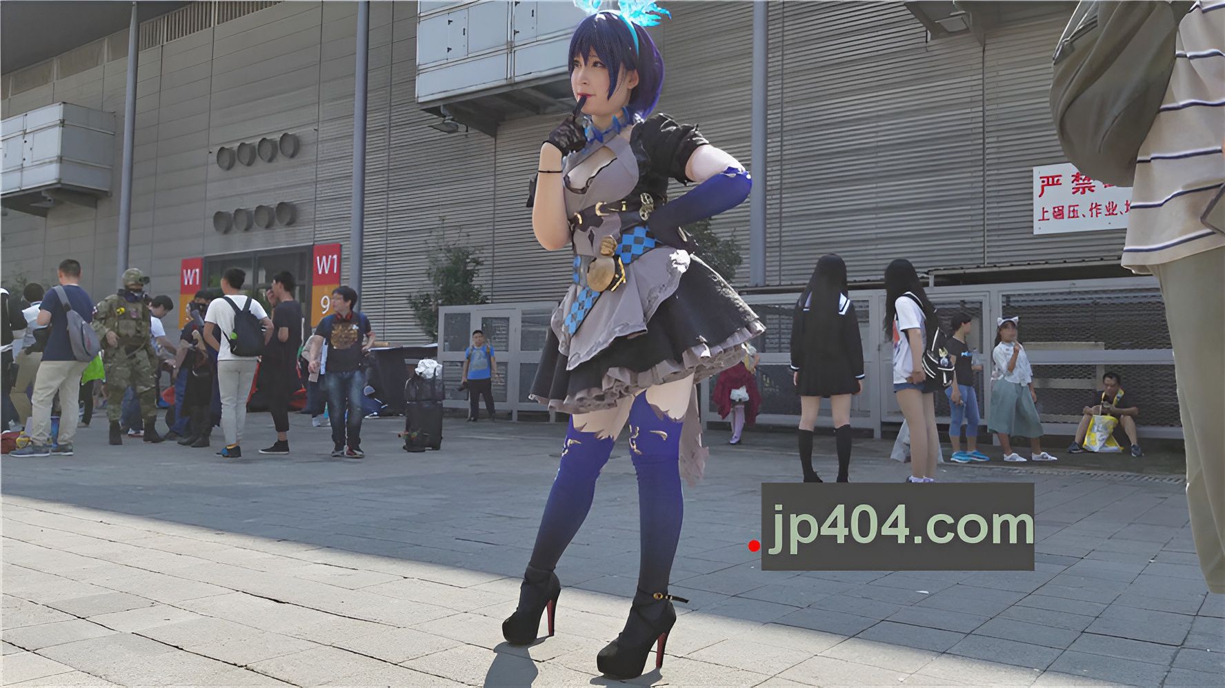 白嫩的蓝发cosplay美女[547M/MP4]