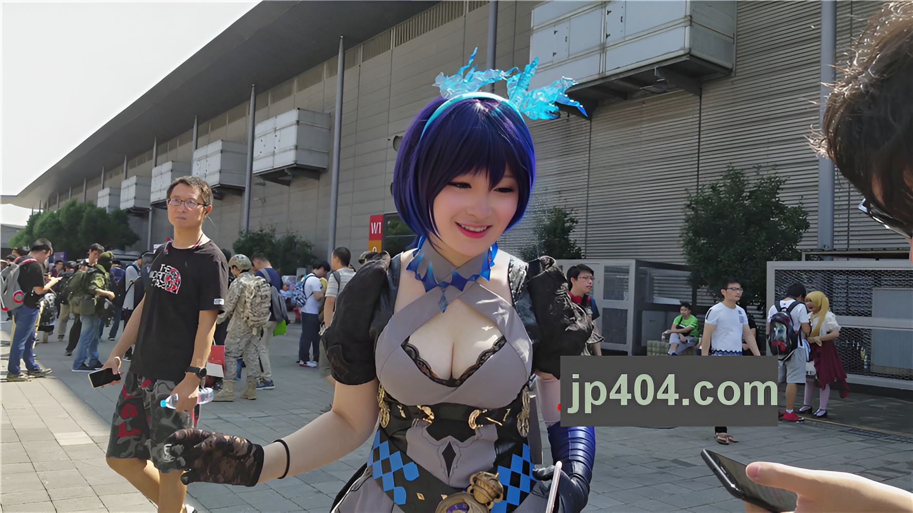 白嫩的蓝发cosplay美女[547M/MP4]