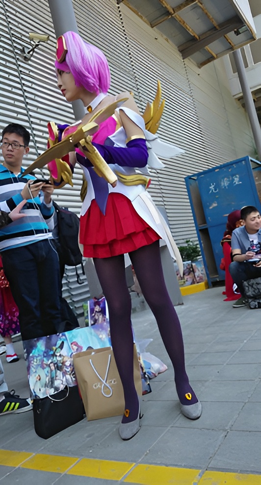 漂亮的高跟紫色SWcosplay美女[436M/MP4]