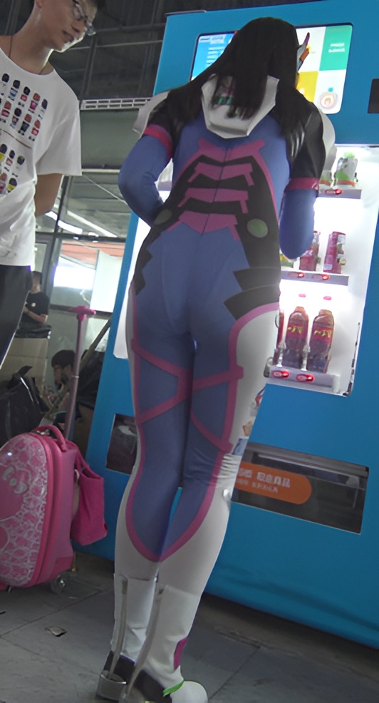 漫展上的紧身美女[1.47G/MP4]