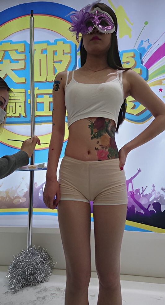 人体彩绘戴面具的小姐姐[1.53G/MP4]