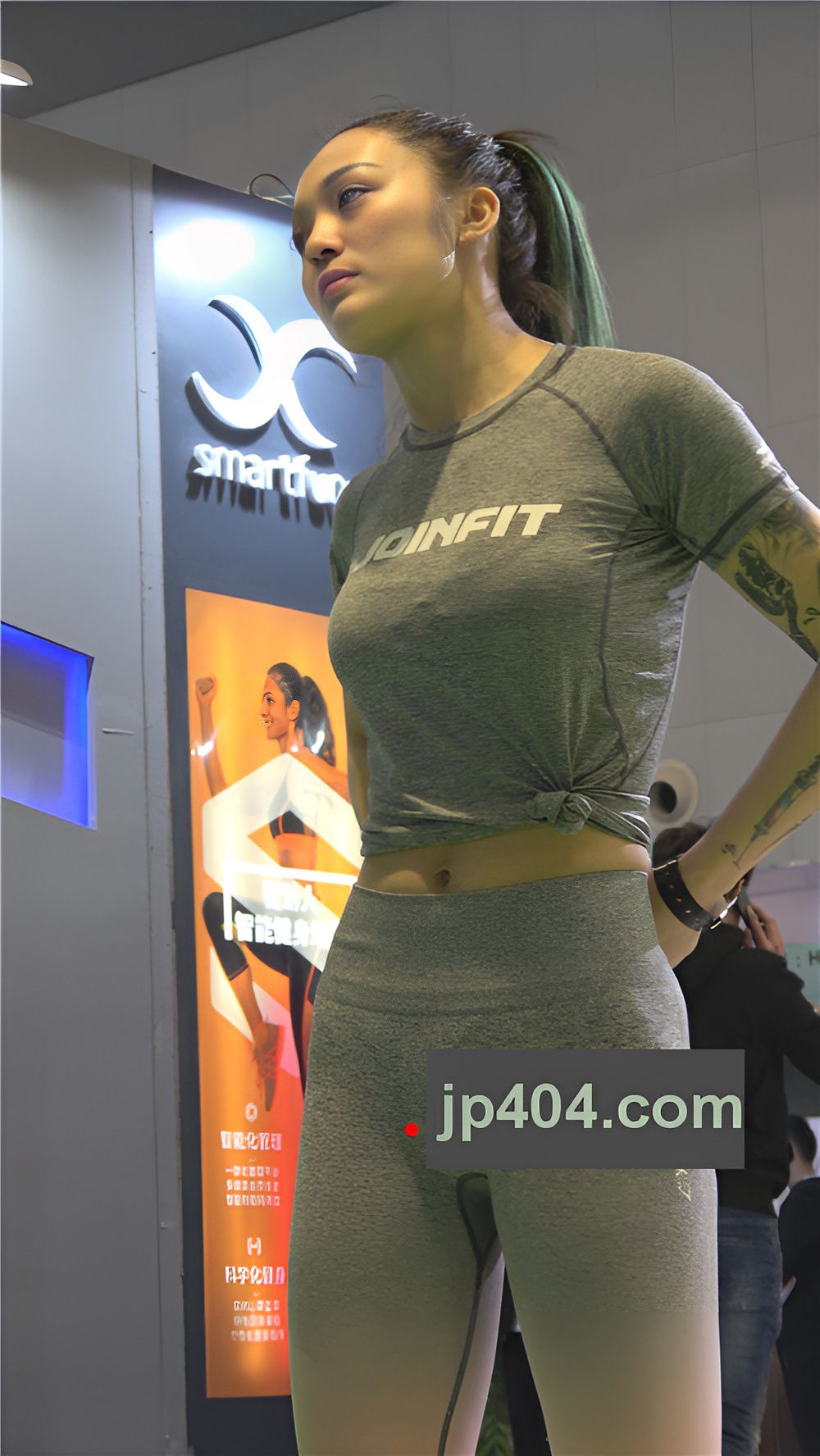 紧身裤花臂小姐姐《二》[1.12G/MP4]