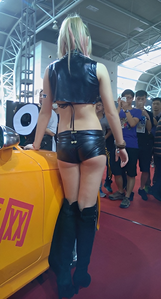 高靴皮裤车模妹子[86M/MP4]