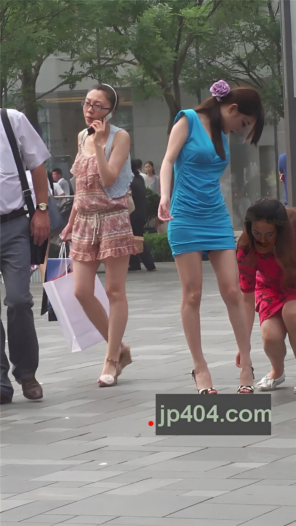 蓝色连体裙小姐姐[354M/MP4]