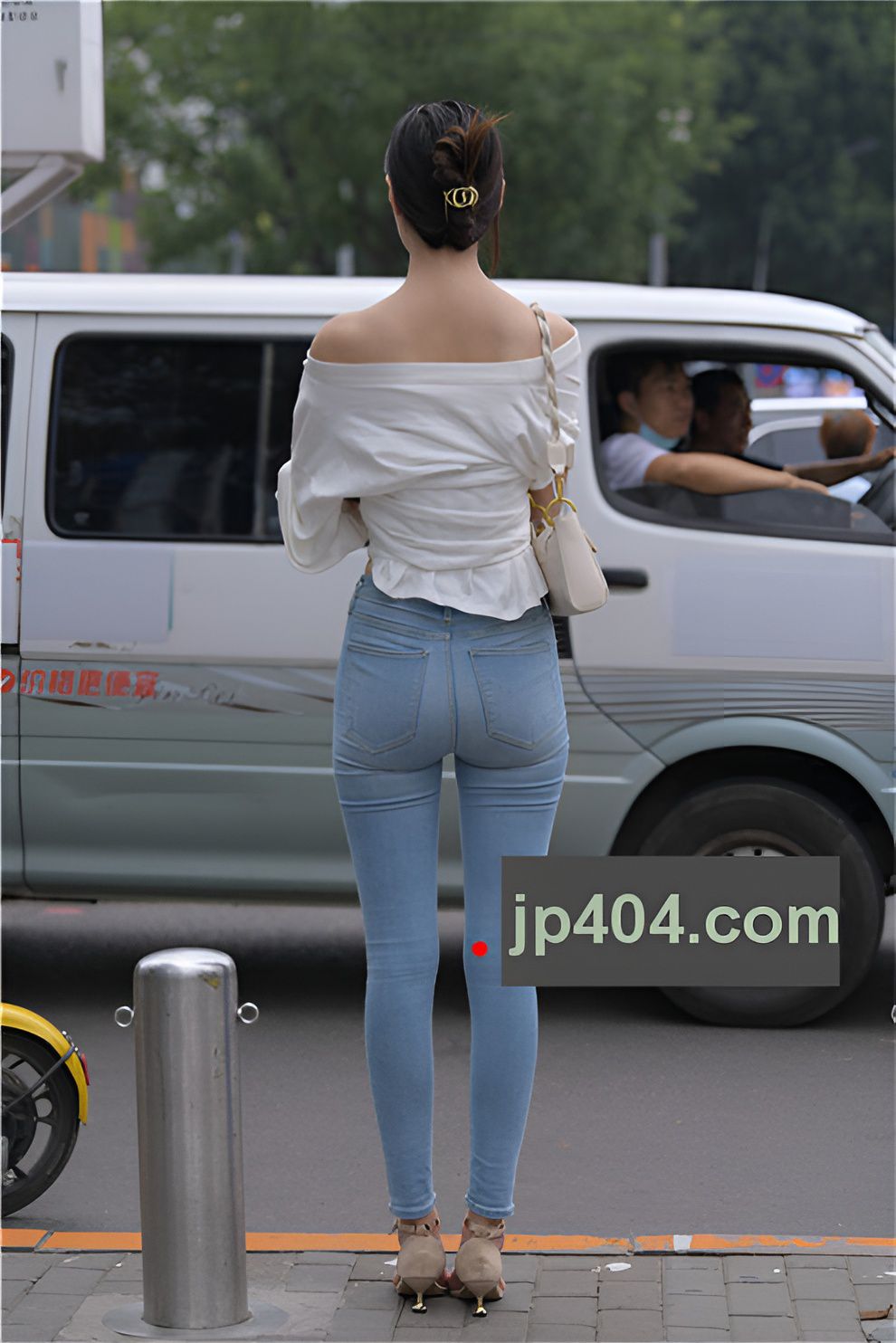 高挑的紧牛美女【套图+视频】