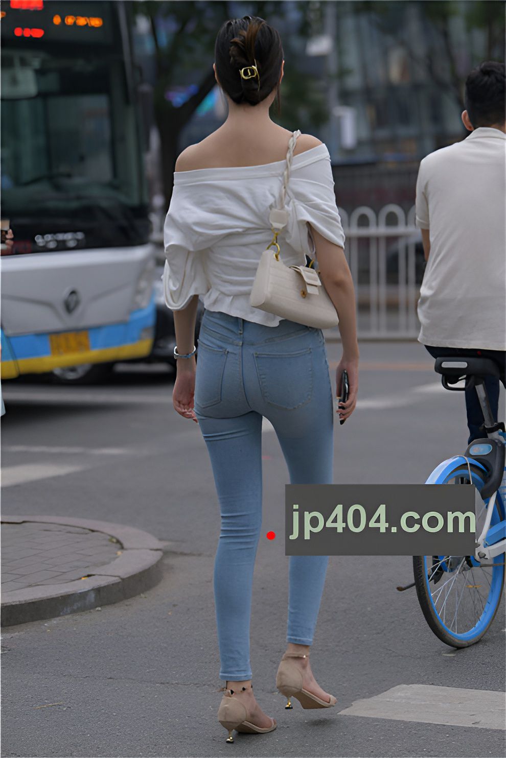 高挑的紧牛美女【套图+视频】