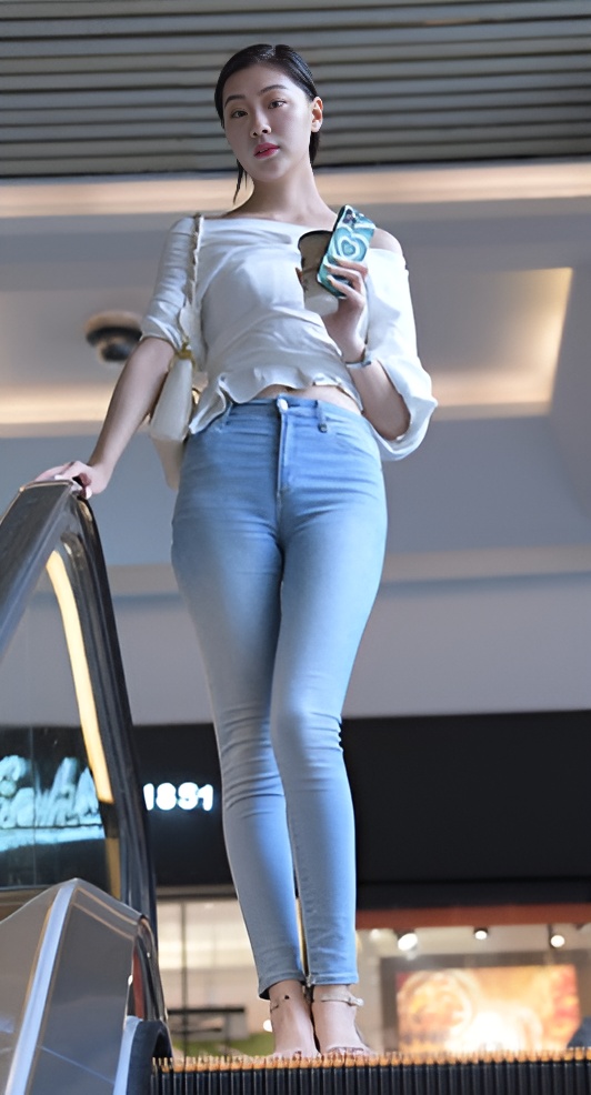 高挑的紧牛美女【套图+视频】