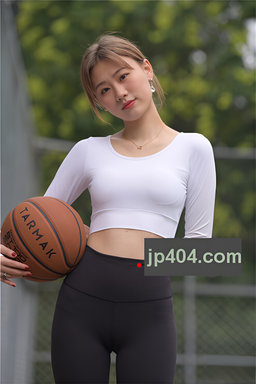 打篮球的黑色瑜伽裤美女【套图+视频】