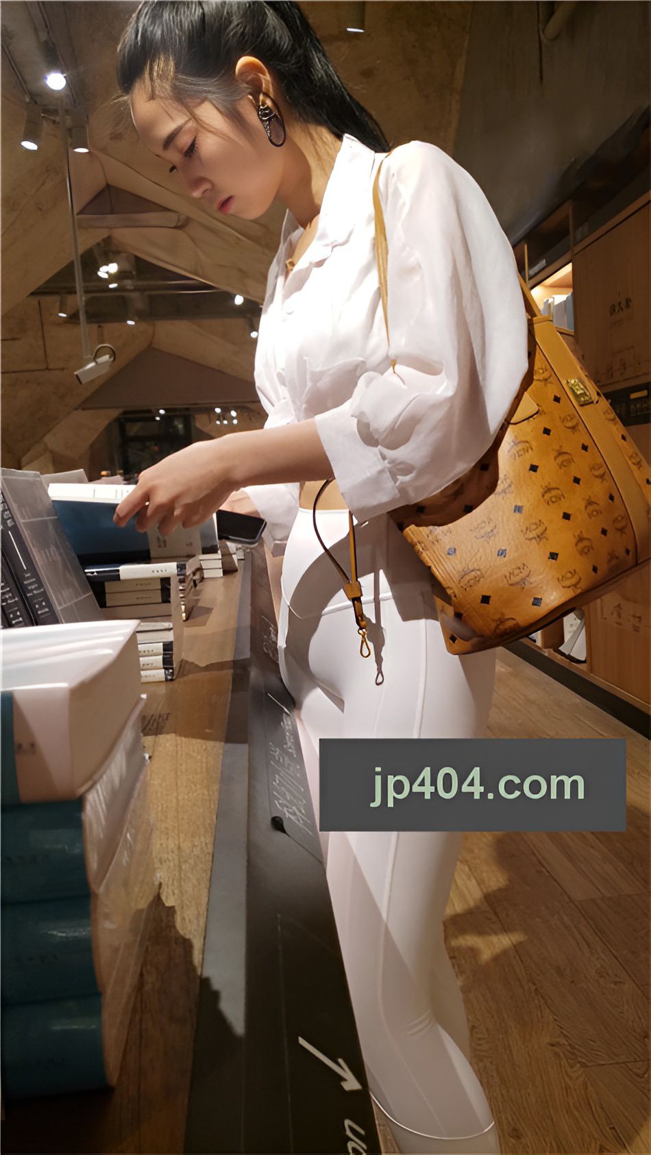 （视频）白色瑜伽裤女孩 [13.34G/MP4]