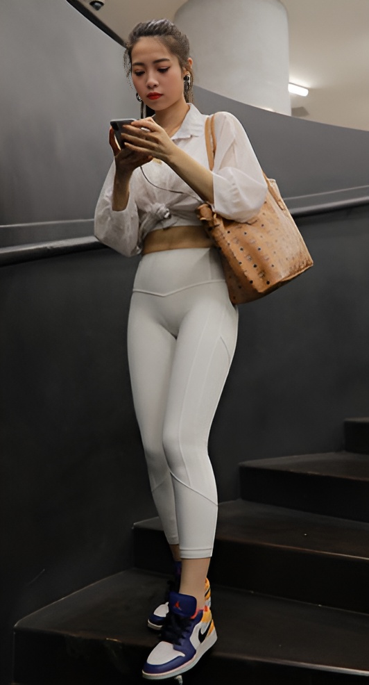 （视频）白色瑜伽裤女孩 [13.34G/MP4]