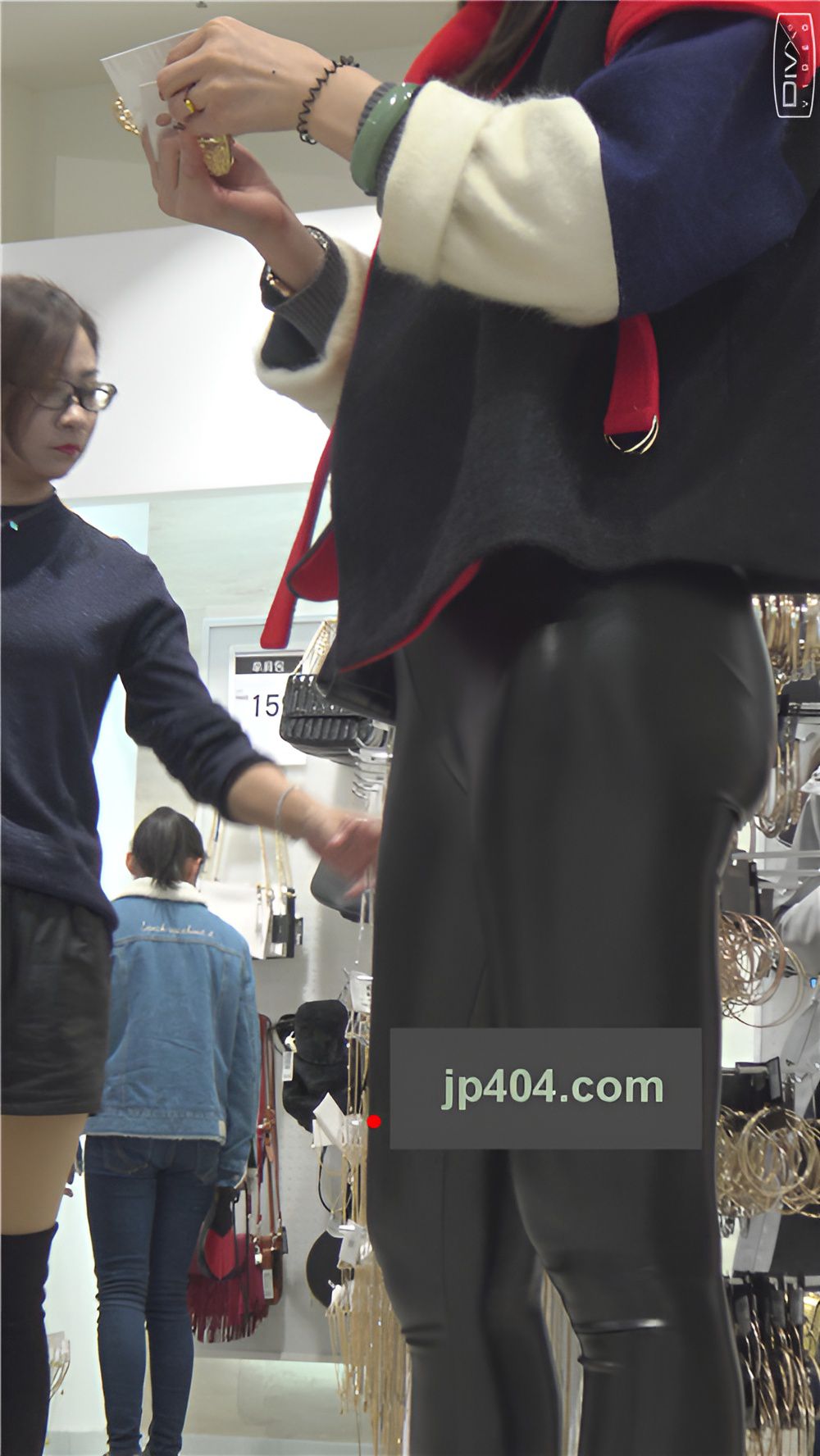 漂亮的黑色皮裤美女（二）[1.88G/MP4]