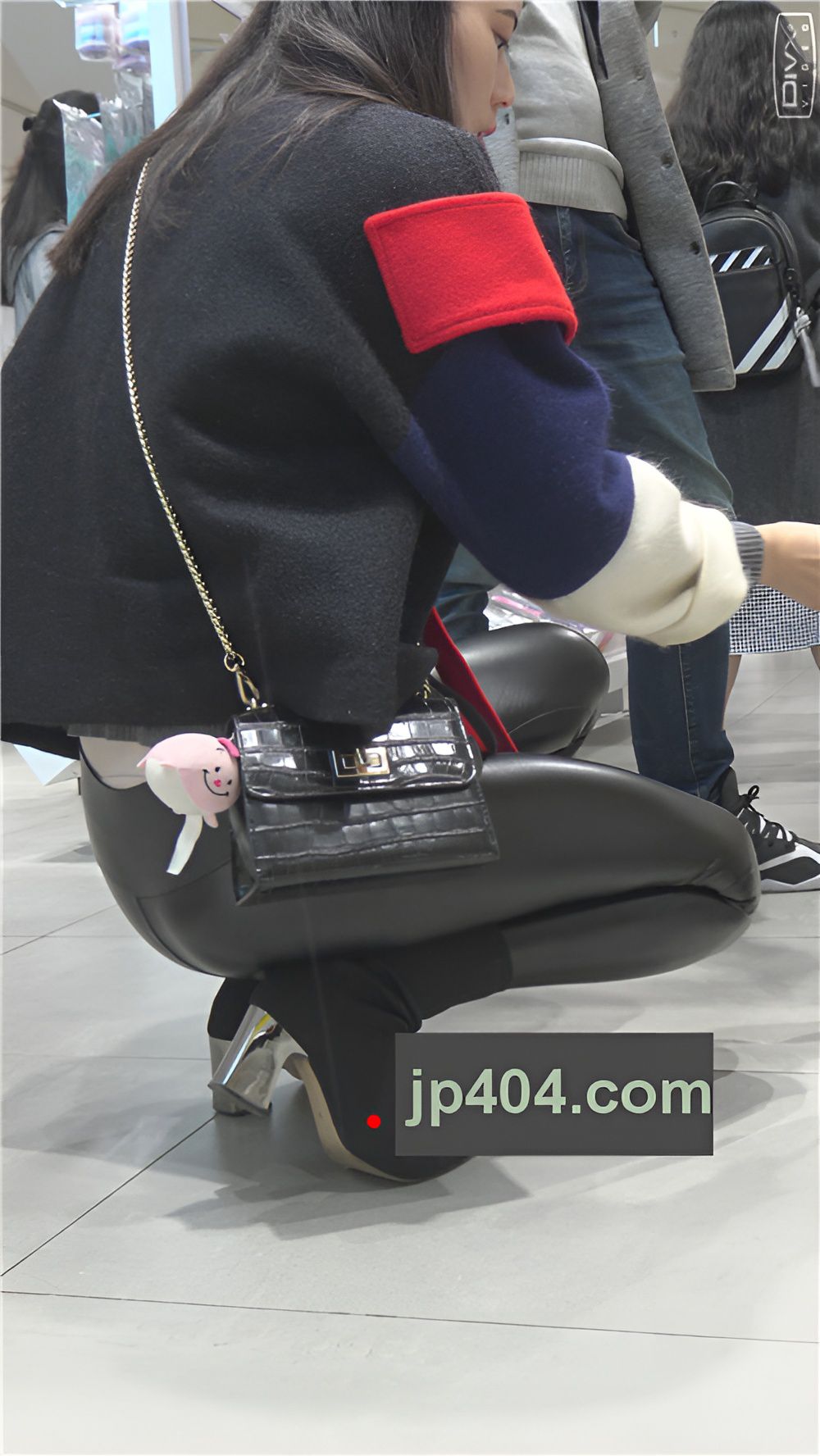 漂亮的黑色皮裤美女（二）[1.88G/MP4]