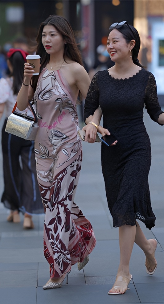 漂亮的长裙美女(79P)[1.13G/JPG]