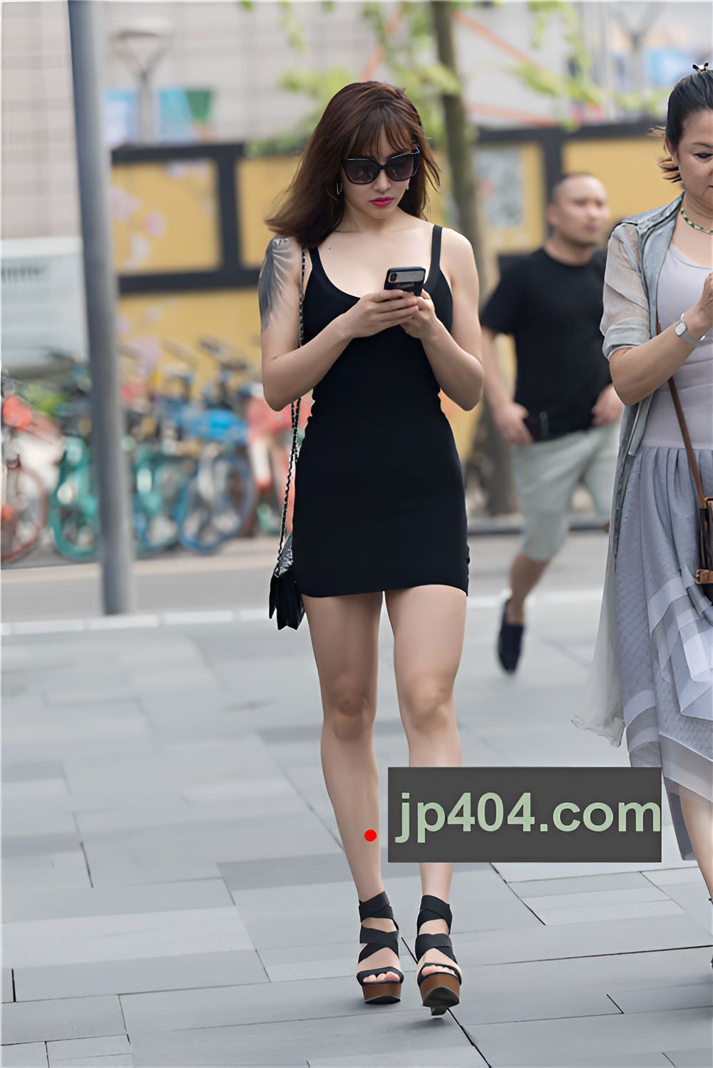 黑色吊带连体包臀裙妹子(47P)[713M/JPG]