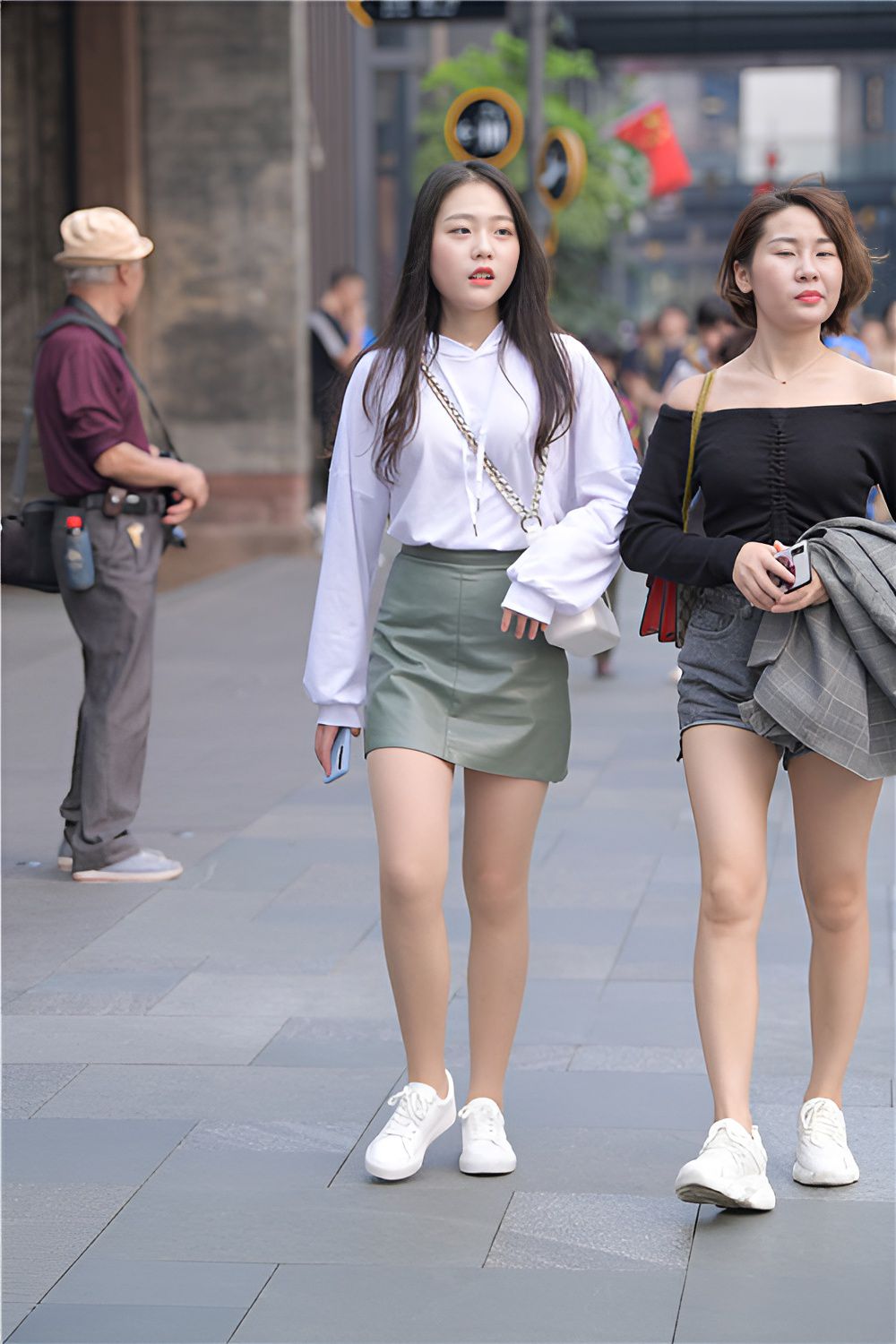 漂亮的皮裙女孩(48P)[661M/JPG]