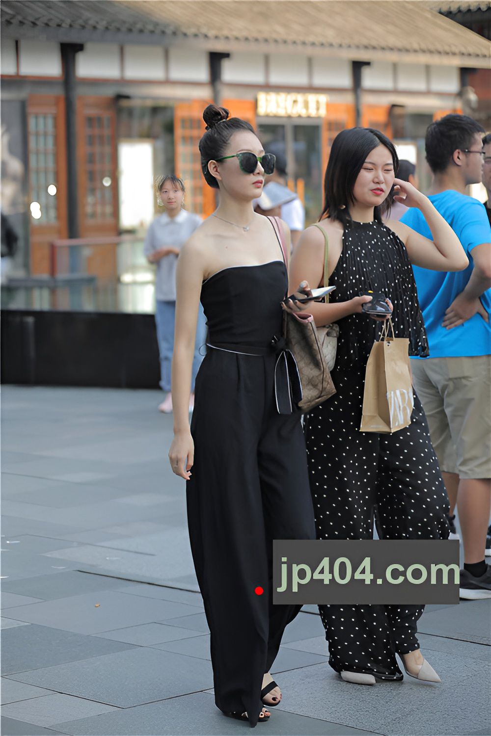 一字抹胸装美女(28P)[208M/JPG]