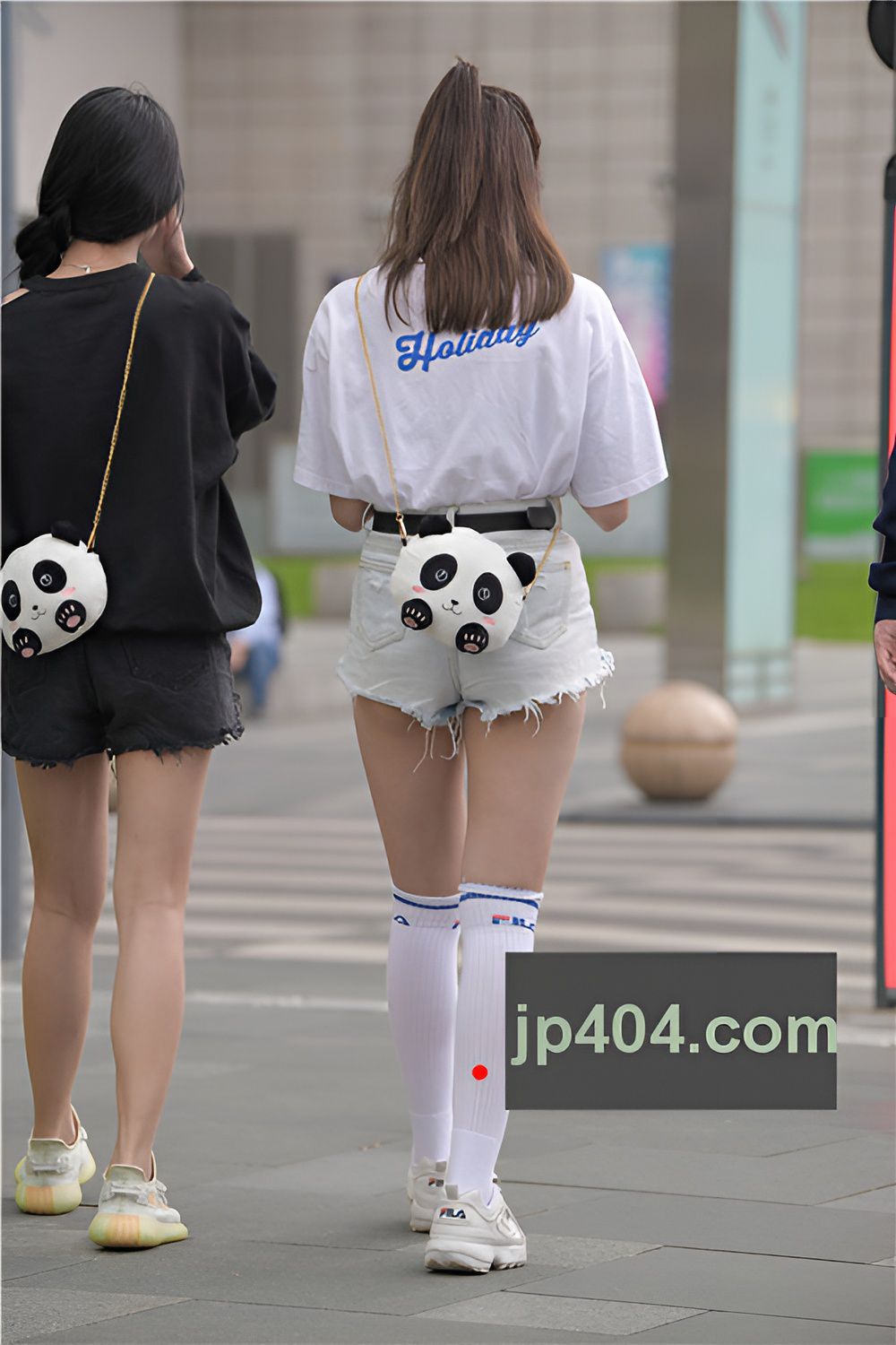 背着熊猫包包的小姐姐(75P)[943M/JPG]