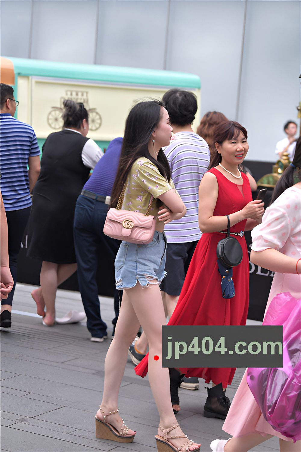 拍照的热裤小妹(39P)[259M/JPG]