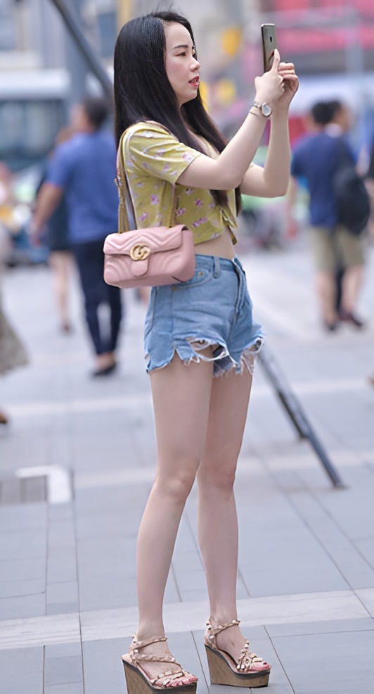 拍照的热裤小妹(39P)[259M/JPG]