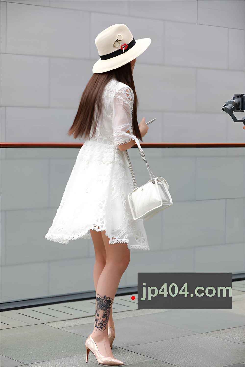 白色连衣裙纹身小姐姐(40P)[307M/JPG]