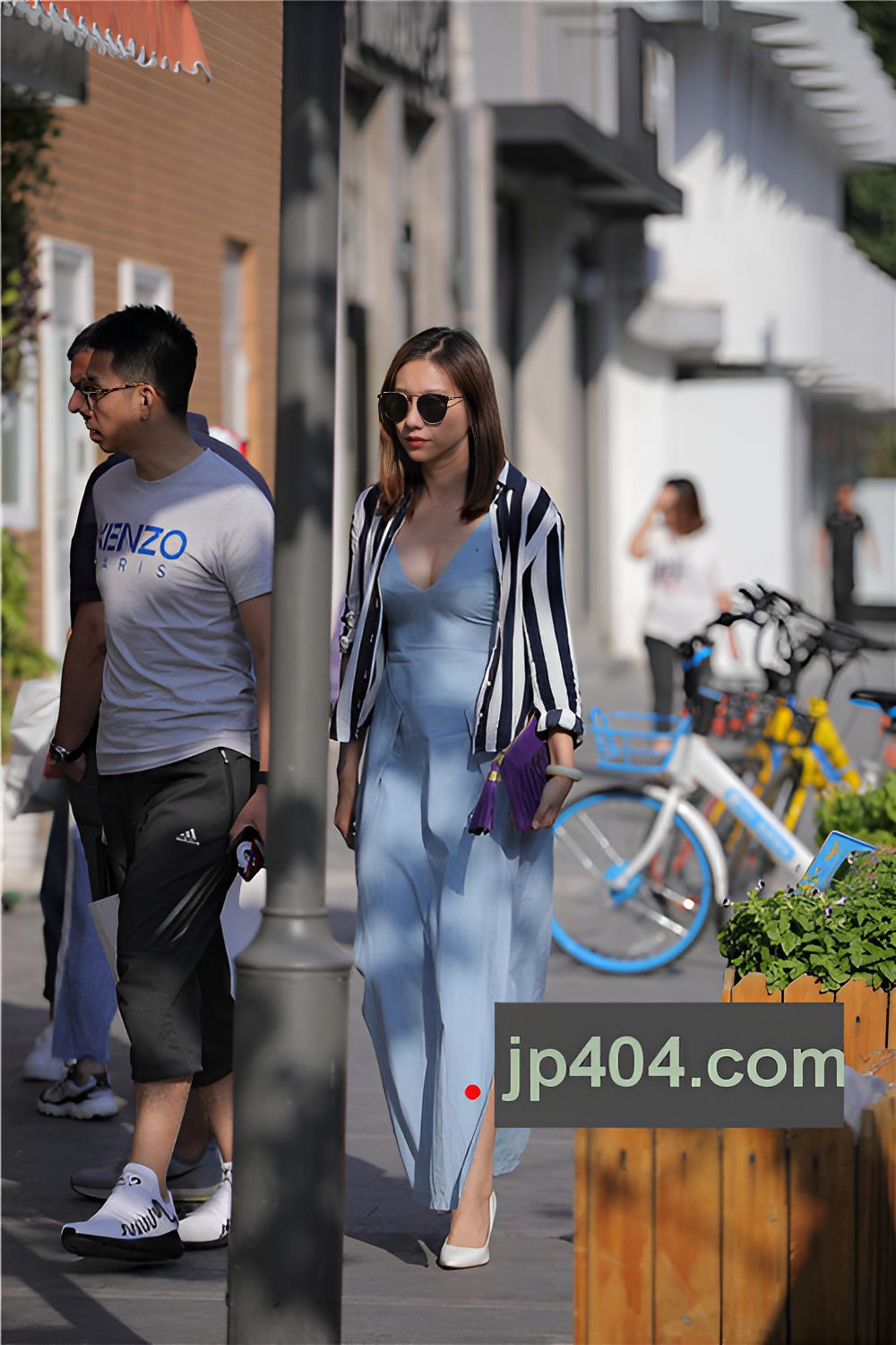 蓝色V领长裙美女(30P)[240M/JPG]