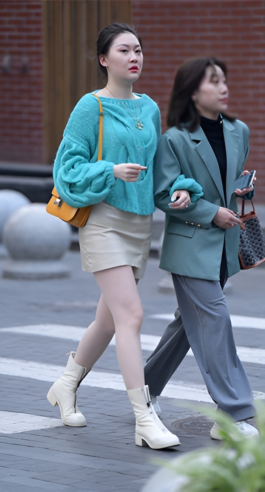 漂亮的皮裙美女(23P)[530M/JPG]