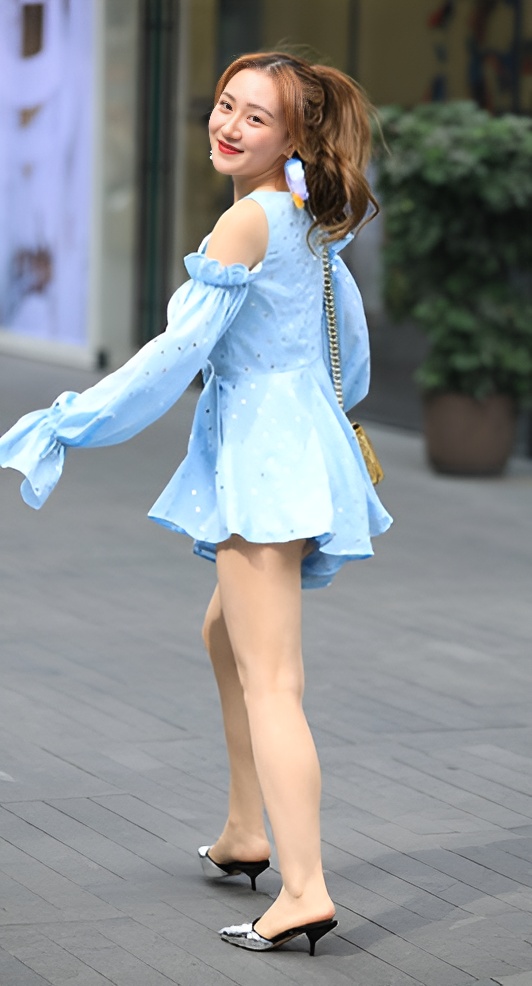 漂亮的蓝色连体裙美女【套图+视频】