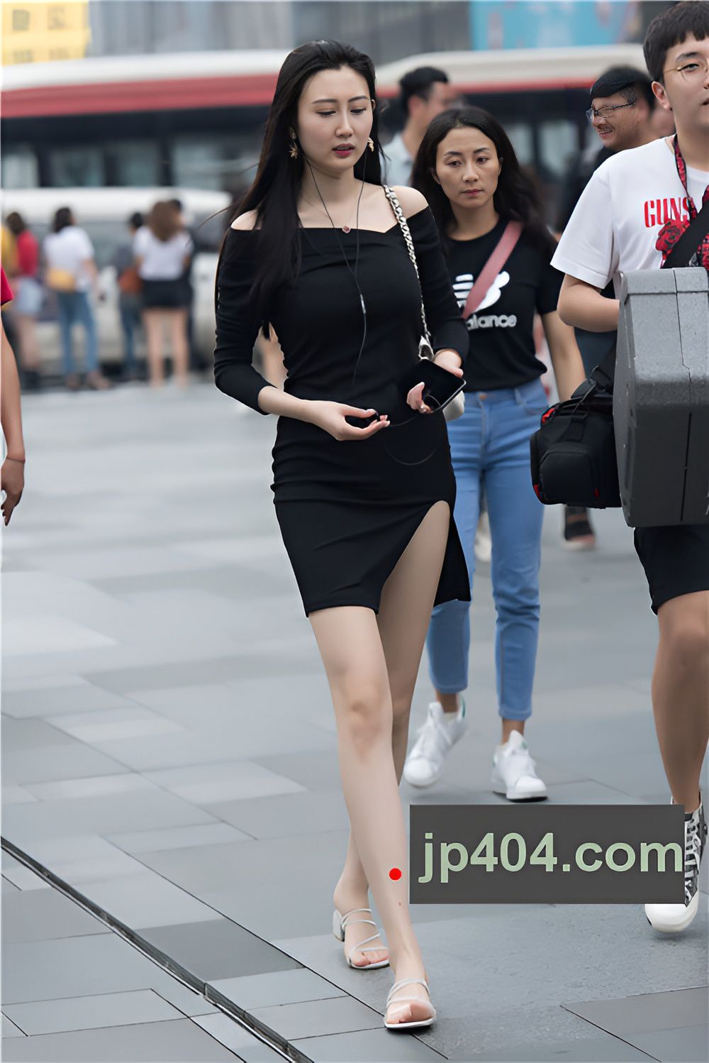 黑色连体裙气质美女(21P)[348M/JPG]