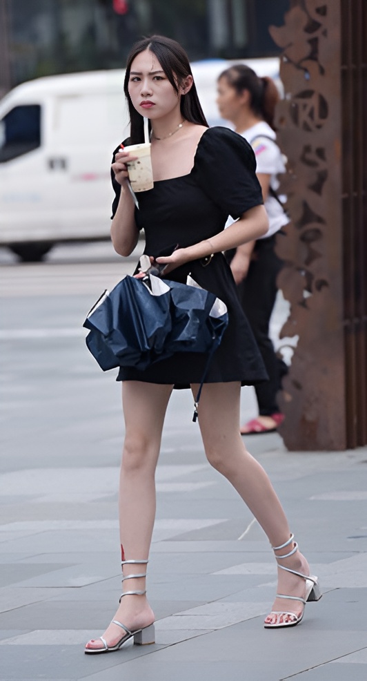 长腿黑色连衣裙小姐姐(20P)[370M/JPG]