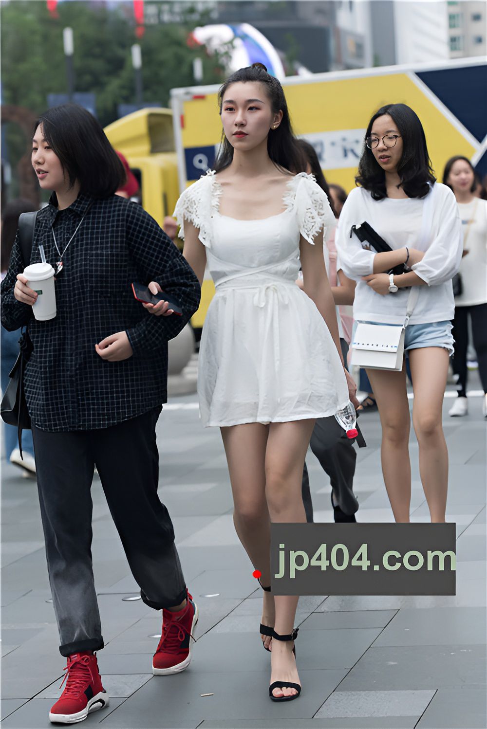 街拍白色连衣裙美女(25P)[401M/JPG]