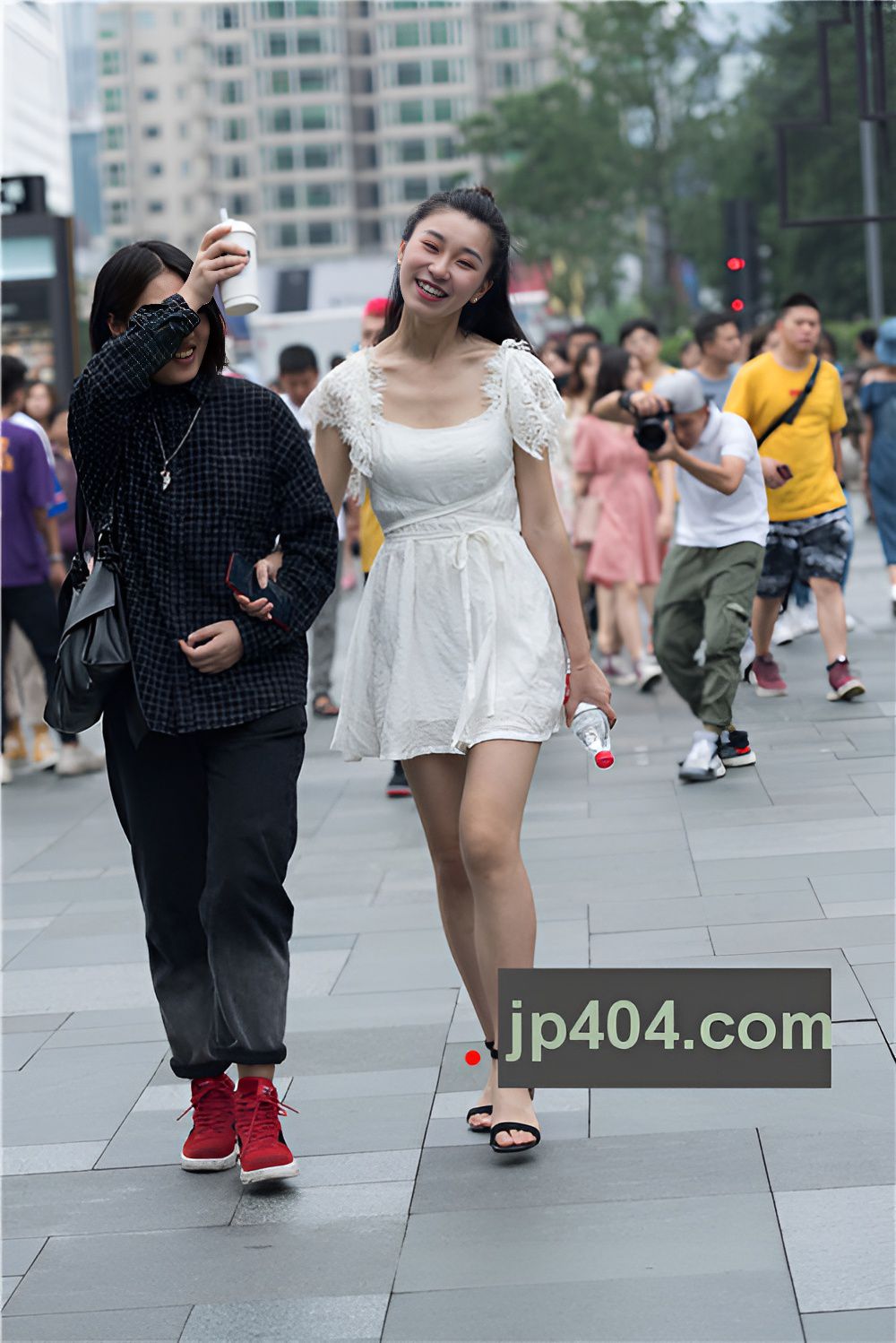 街拍白色连衣裙美女(25P)[401M/JPG]