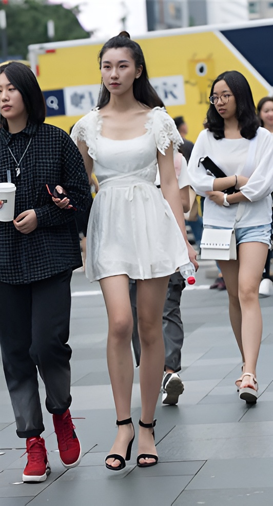 街拍白色连衣裙美女(25P)[401M/JPG]