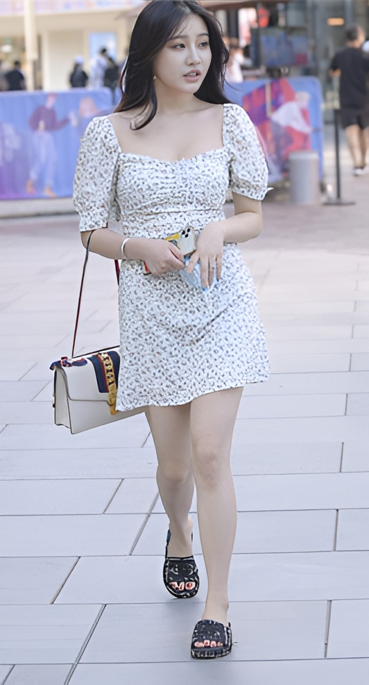 漂亮的连衣裙美女(25P)[249M/JPG]