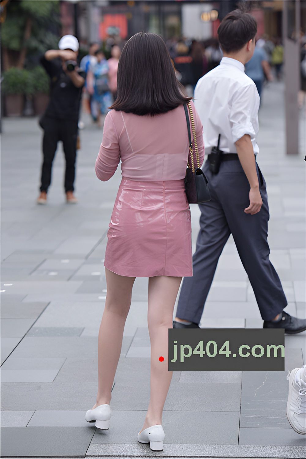 粉衣皮裙小姐姐(33P)[650M/JPG]