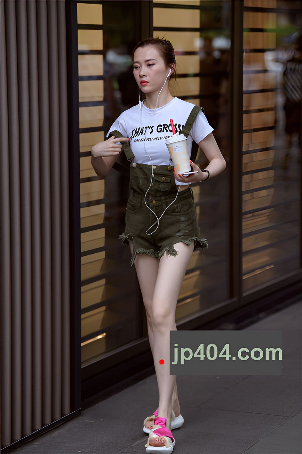 牛仔背带热裤妹子(30P)[125M/JPG]