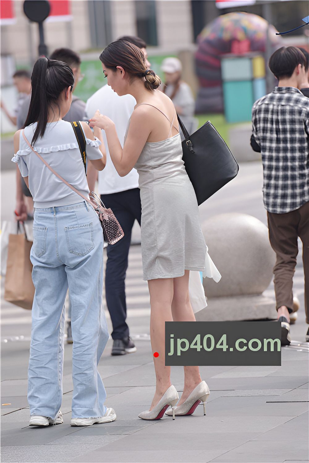 吊带连衣裙美女(33P)[655M/JPG]